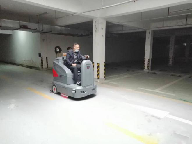 黄南小区物业保洁不用人力改用驾驶式洗地机了